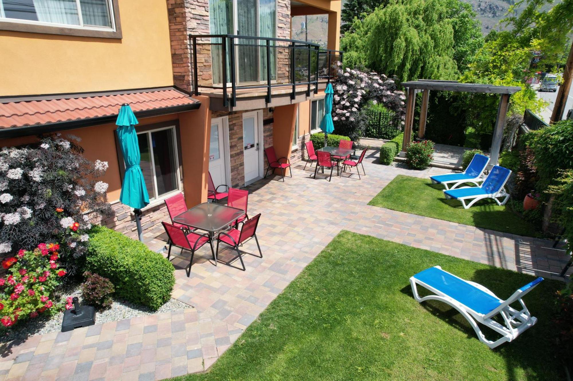 Sahara Courtyard Inn & Suites Osoyoos Exterior foto