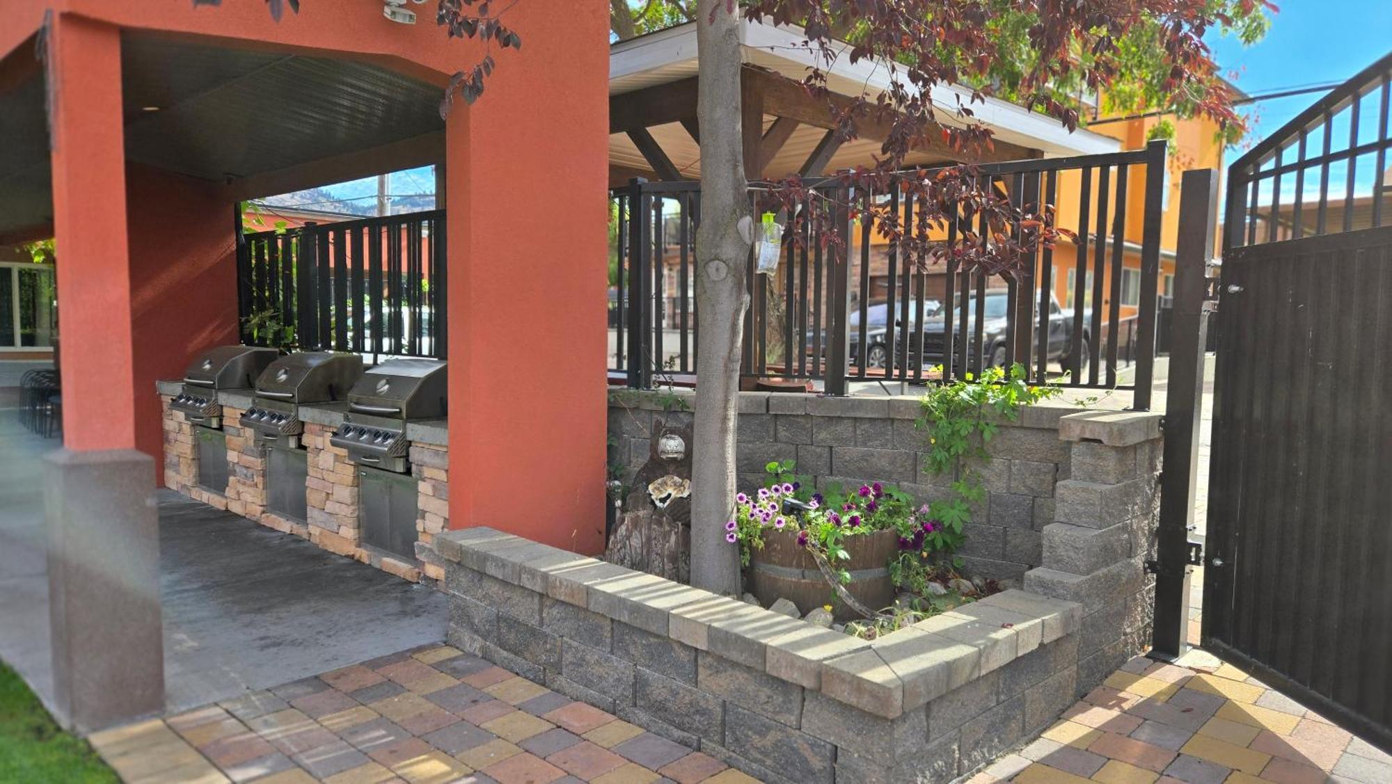 Sahara Courtyard Inn & Suites Osoyoos Exterior foto