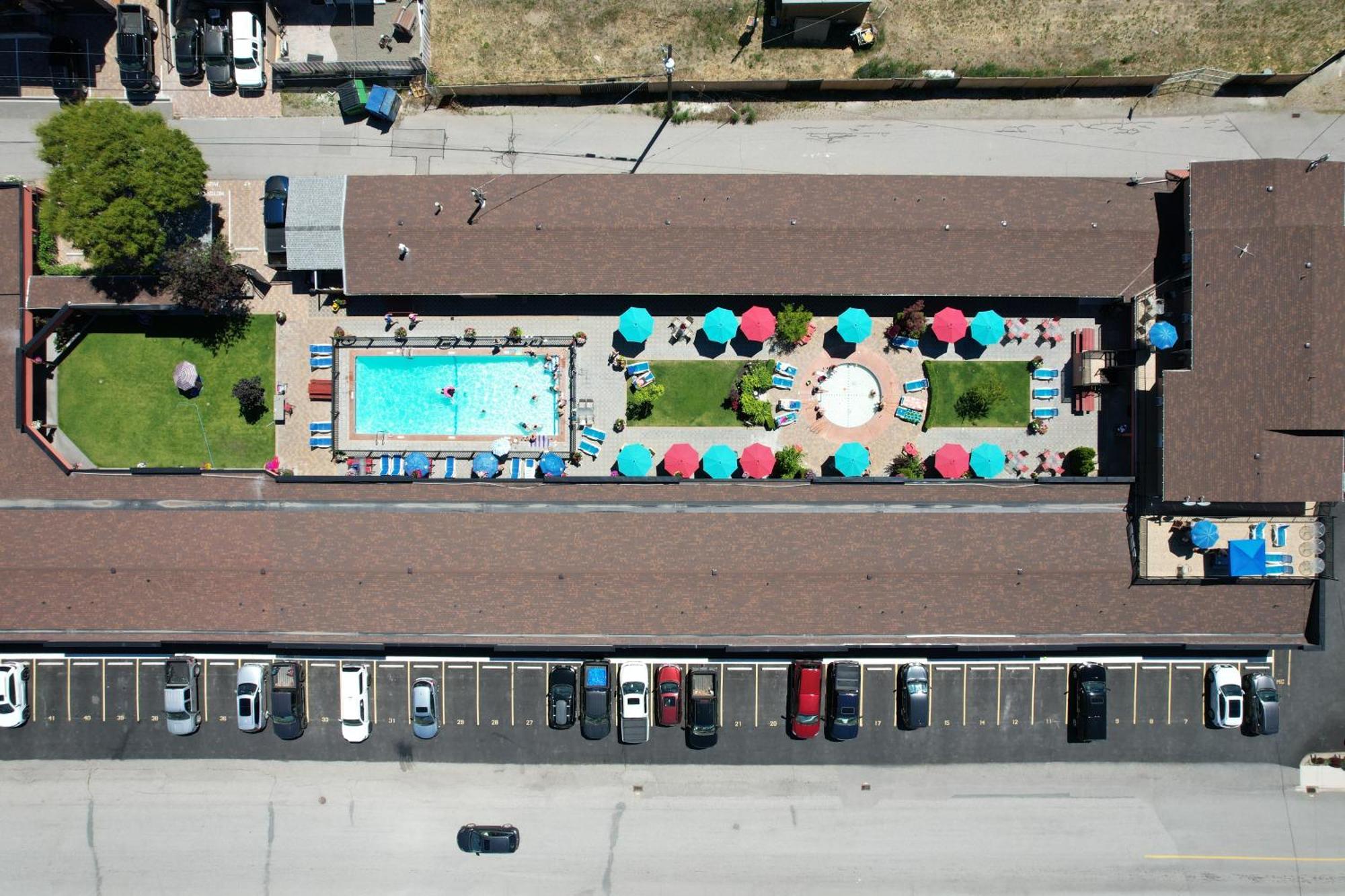 Sahara Courtyard Inn & Suites Osoyoos Exterior foto