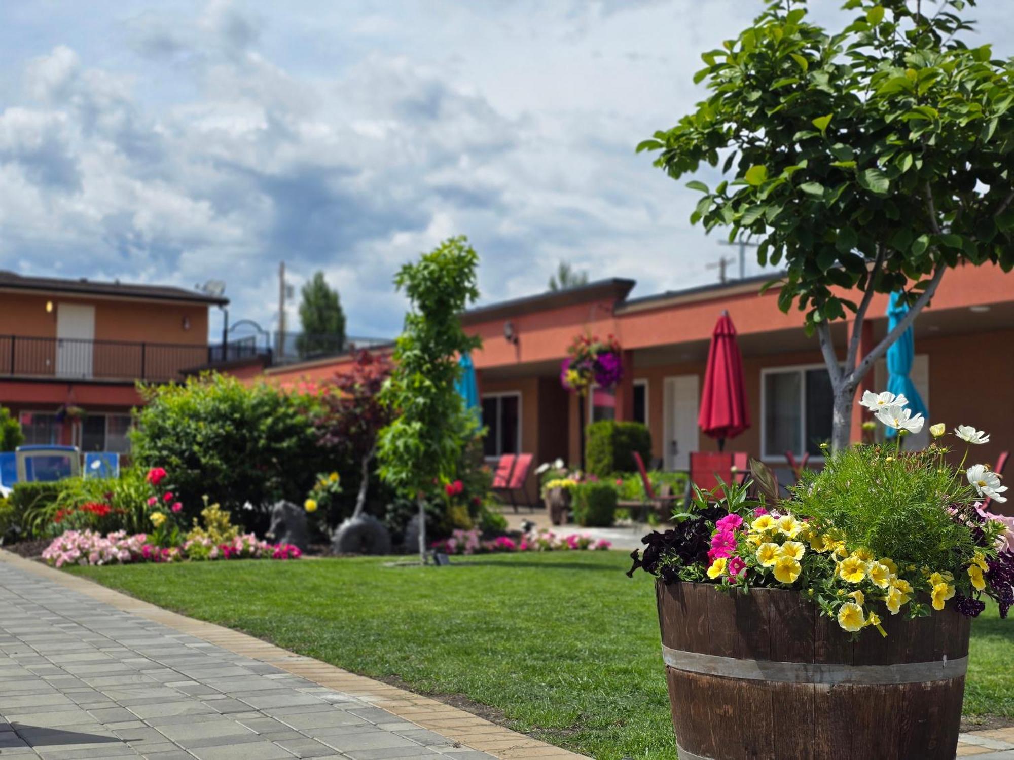 Sahara Courtyard Inn & Suites Osoyoos Exterior foto