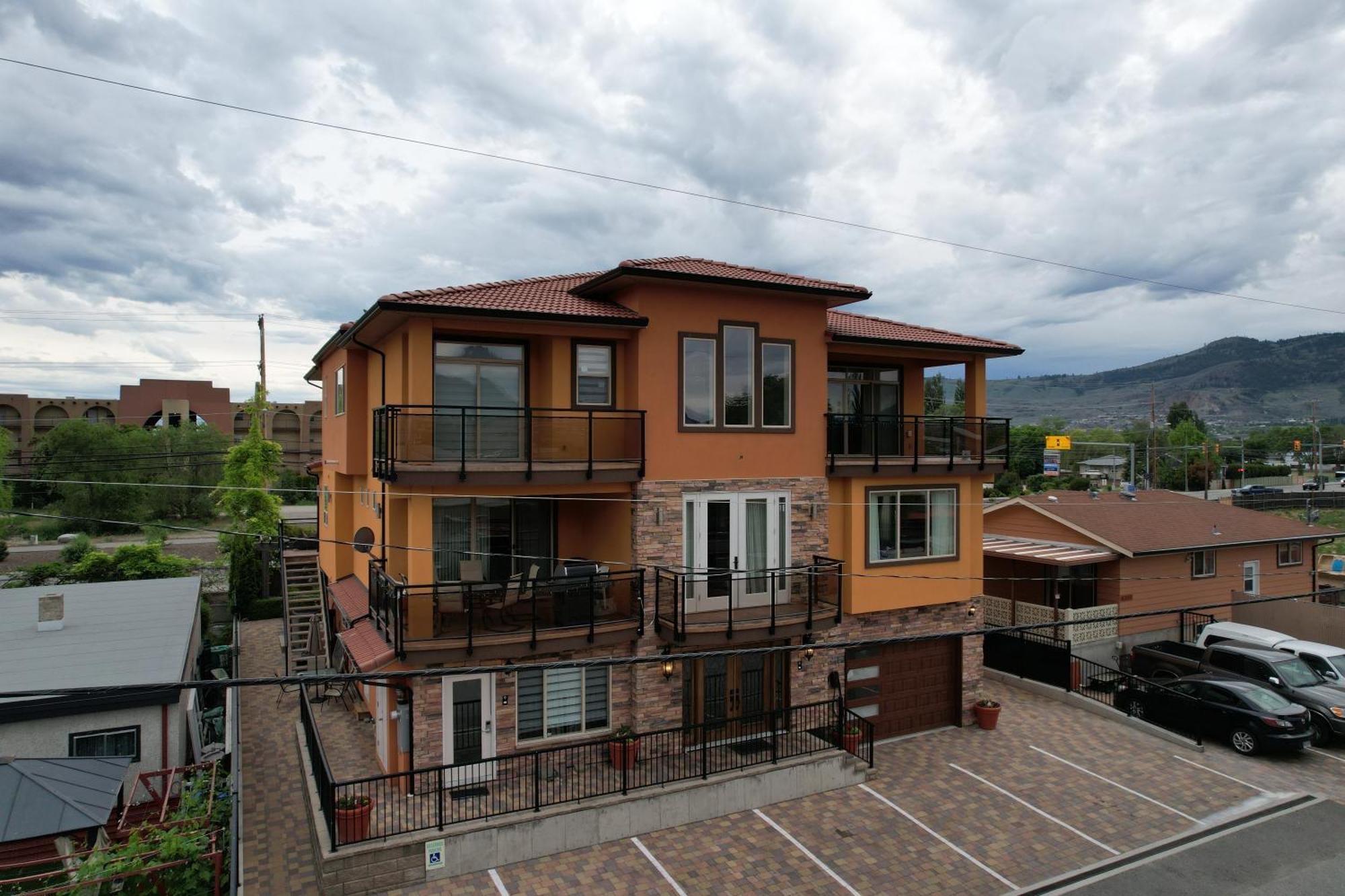Sahara Courtyard Inn & Suites Osoyoos Exterior foto