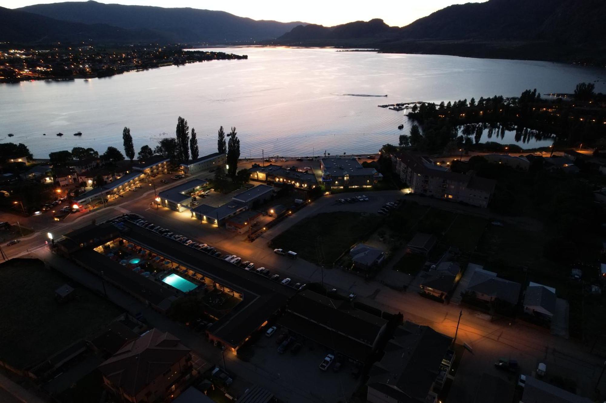 Sahara Courtyard Inn & Suites Osoyoos Exterior foto