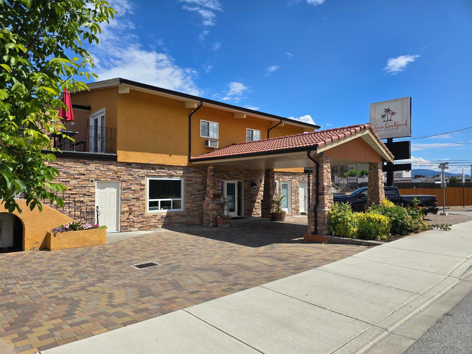 Sahara Courtyard Inn & Suites Osoyoos Exterior foto