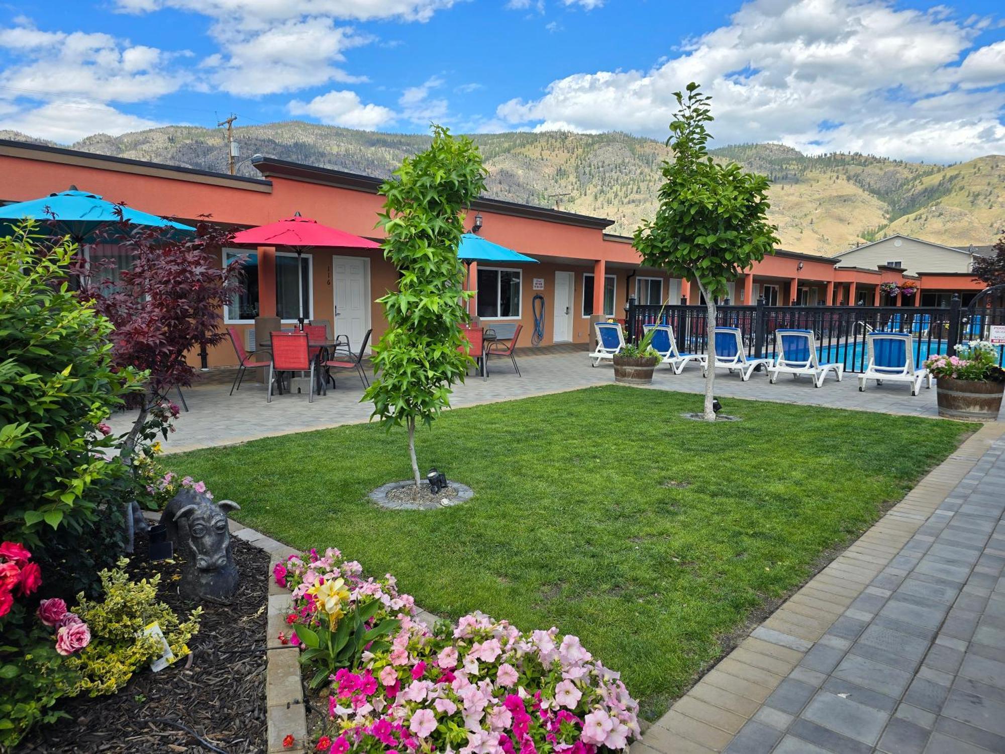 Sahara Courtyard Inn & Suites Osoyoos Exterior foto