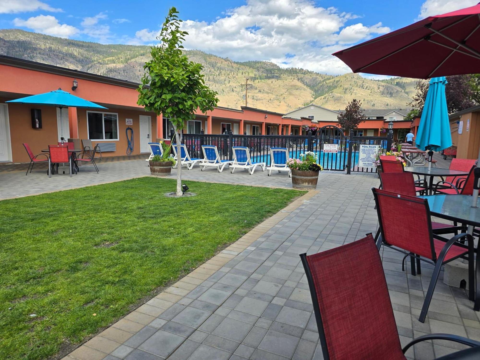 Sahara Courtyard Inn & Suites Osoyoos Exterior foto