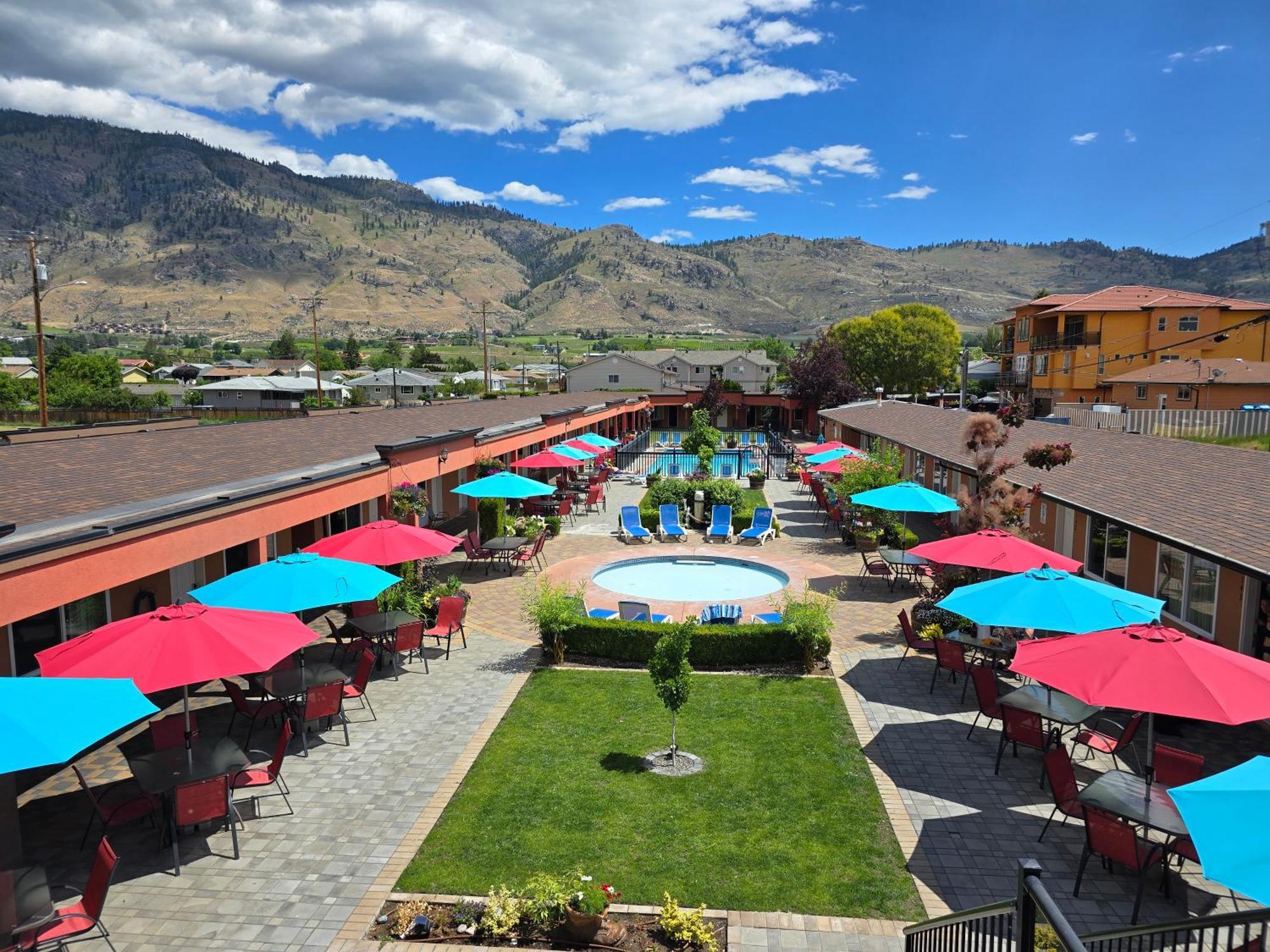 Sahara Courtyard Inn & Suites Osoyoos Exterior foto