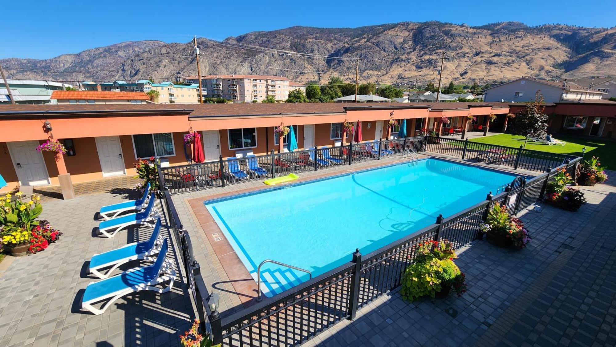 Sahara Courtyard Inn & Suites Osoyoos Exterior foto