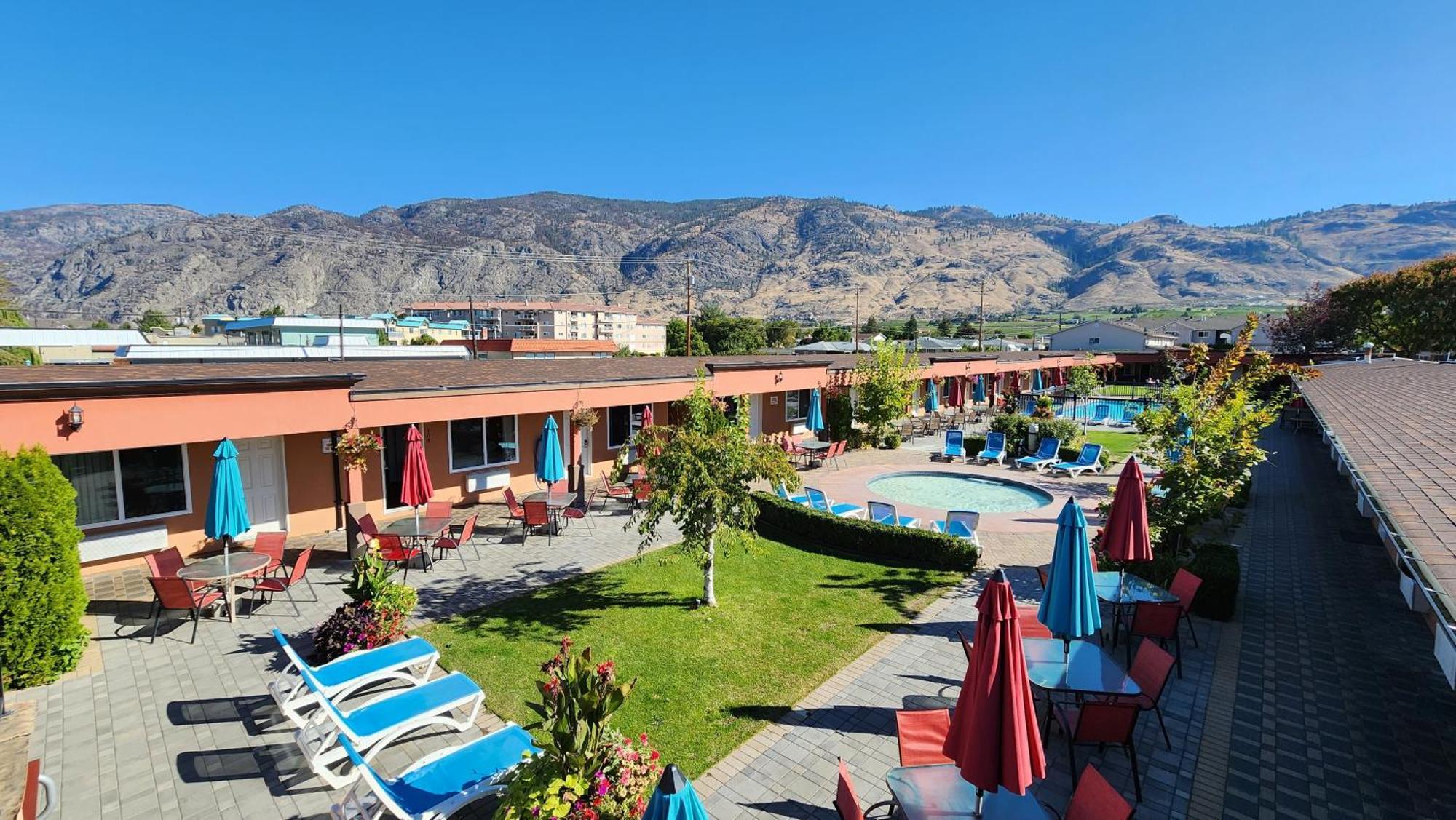 Sahara Courtyard Inn & Suites Osoyoos Exterior foto
