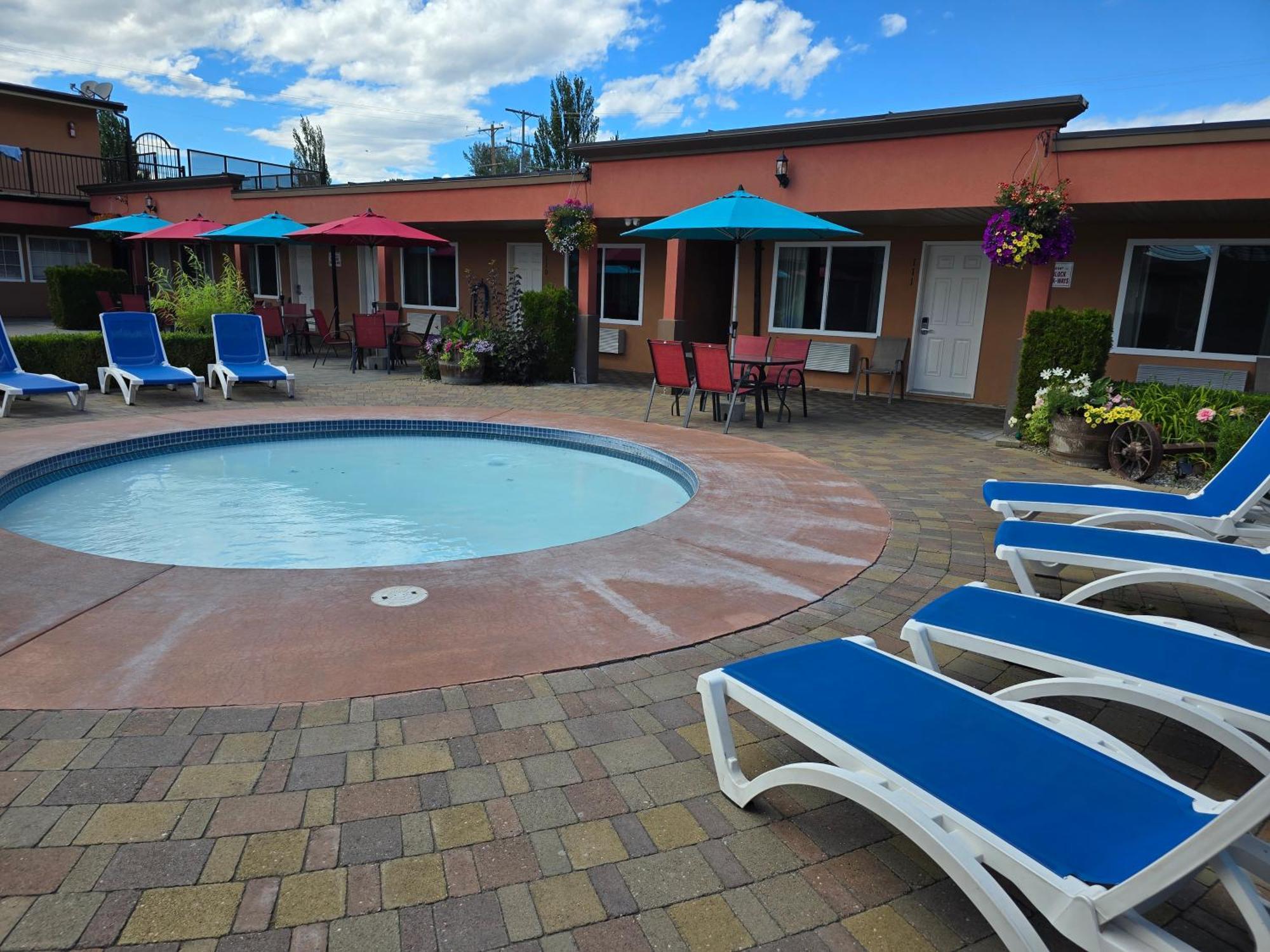 Sahara Courtyard Inn & Suites Osoyoos Exterior foto