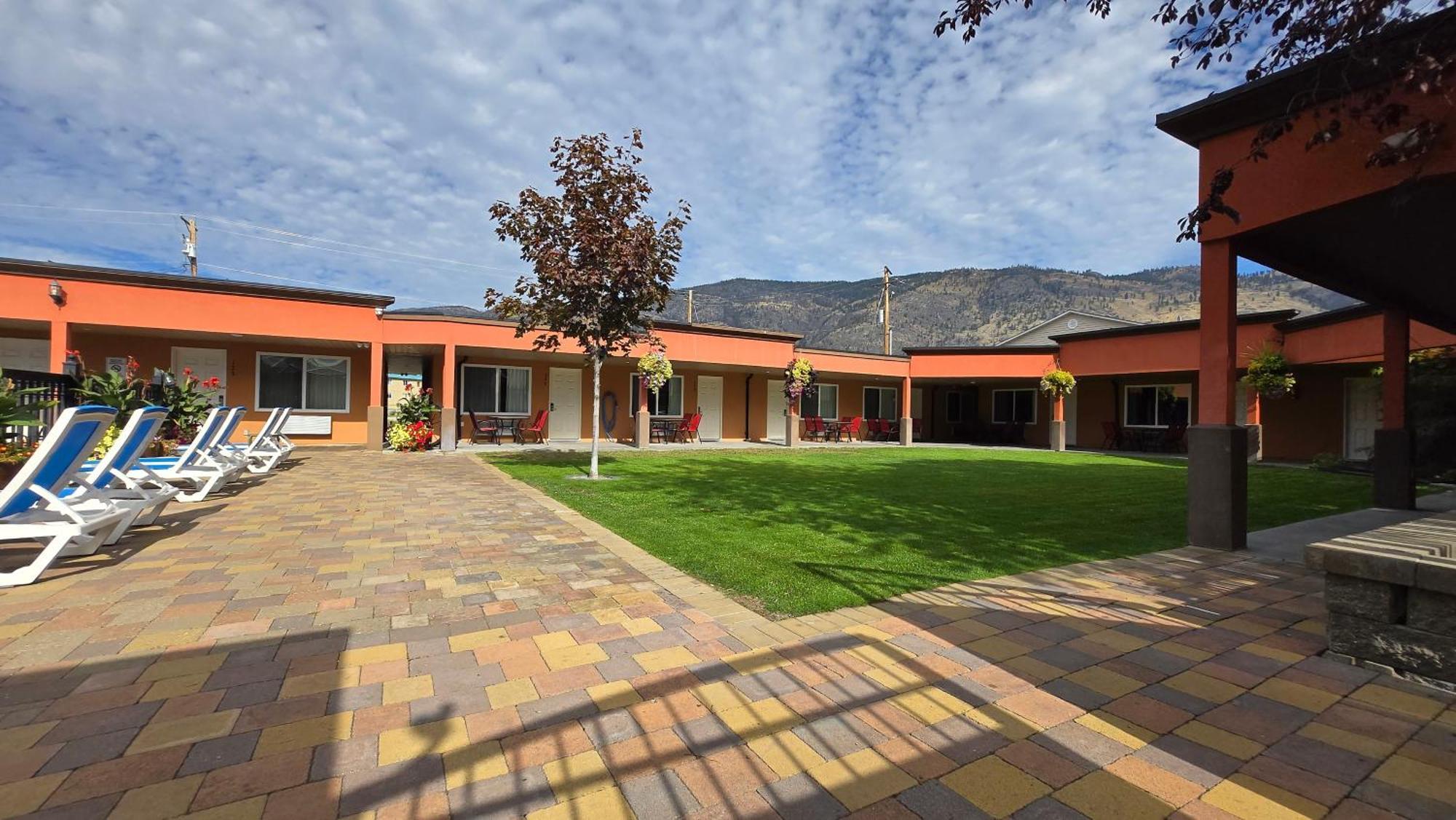 Sahara Courtyard Inn & Suites Osoyoos Exterior foto