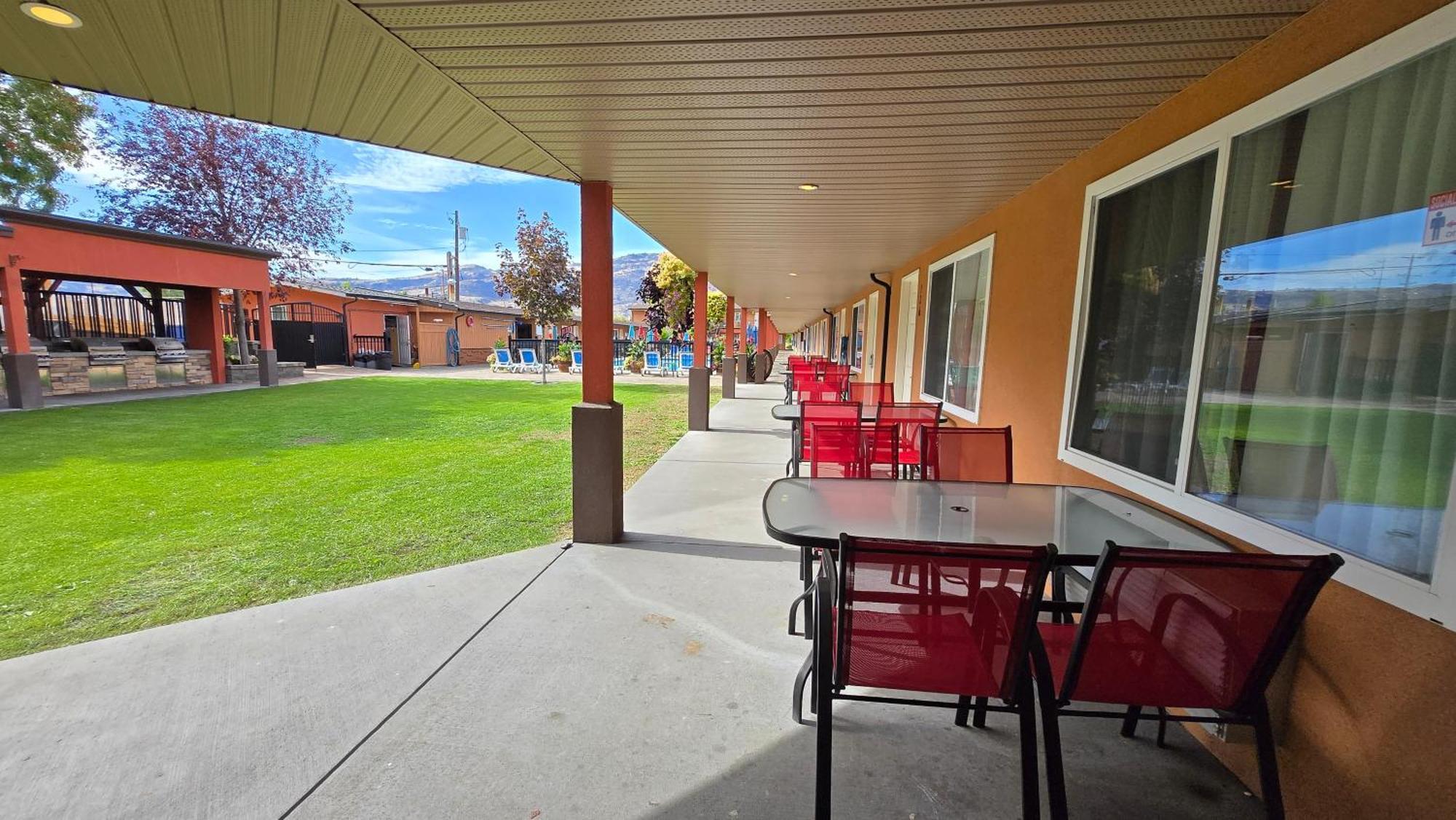Sahara Courtyard Inn & Suites Osoyoos Exterior foto