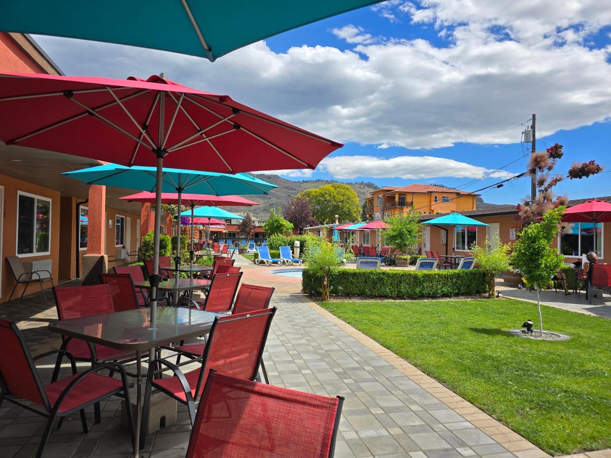 Sahara Courtyard Inn & Suites Osoyoos Exterior foto