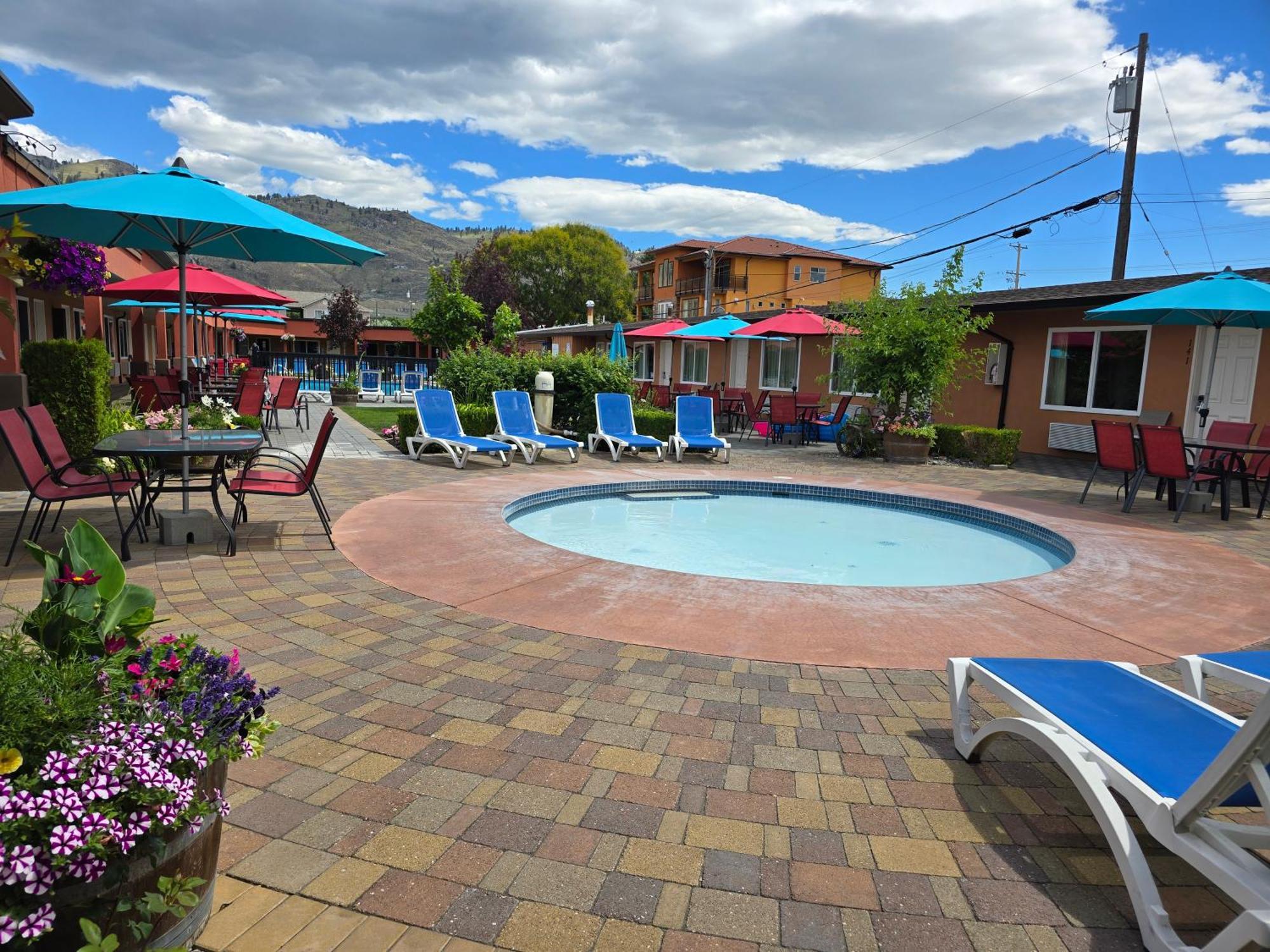 Sahara Courtyard Inn & Suites Osoyoos Exterior foto