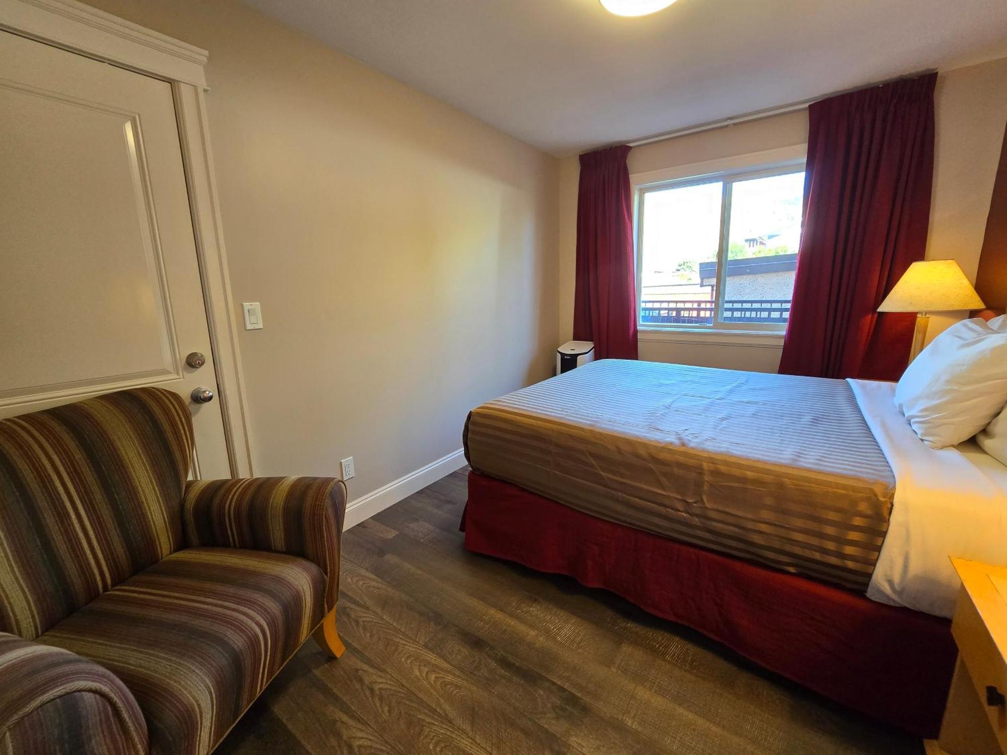 Sahara Courtyard Inn & Suites Osoyoos Exterior foto