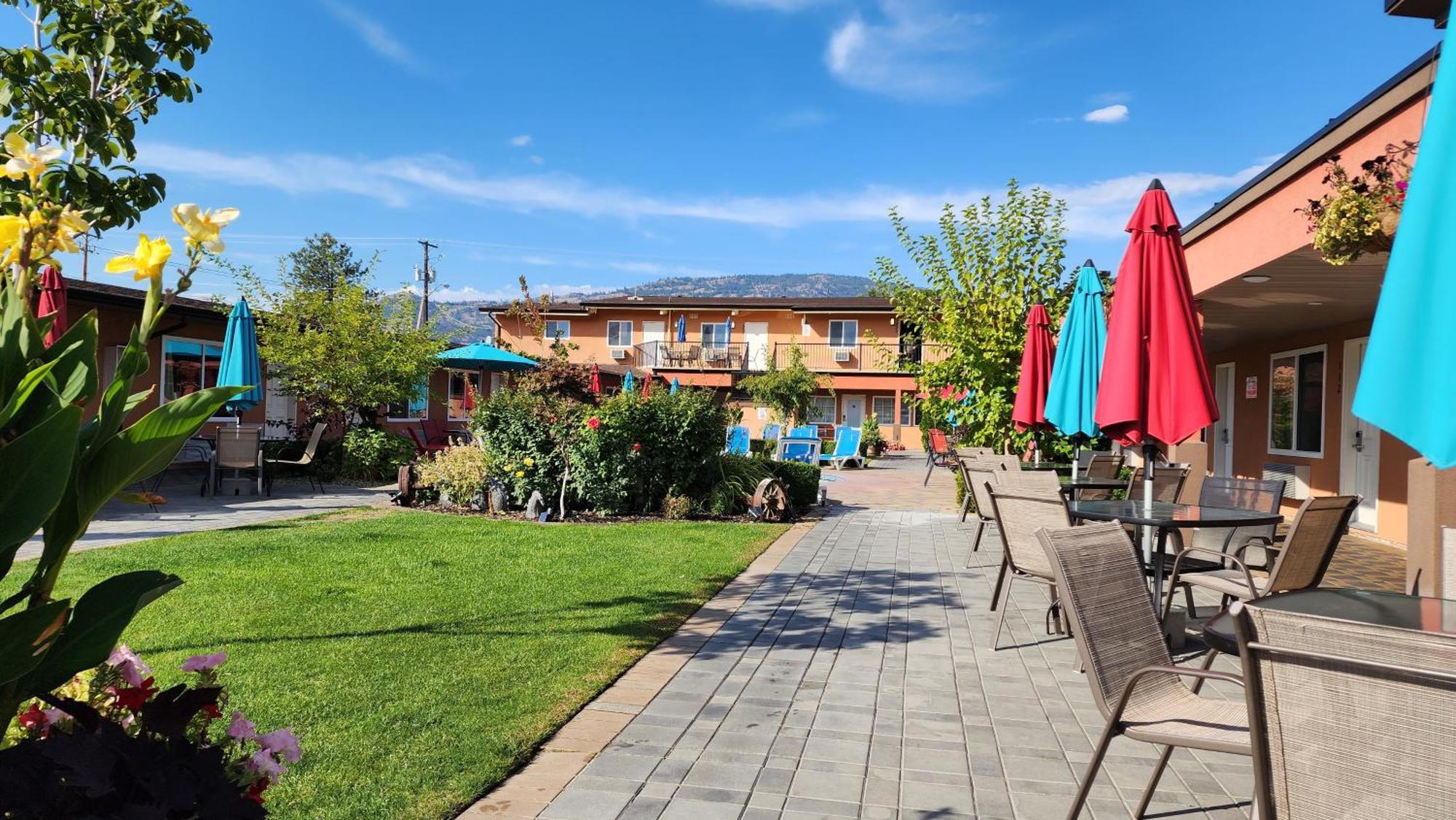 Sahara Courtyard Inn & Suites Osoyoos Exterior foto