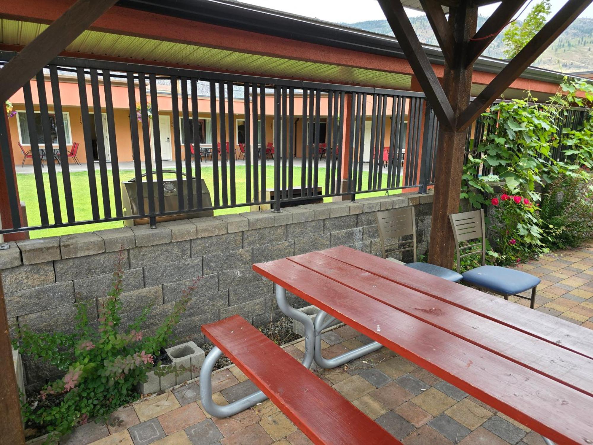 Sahara Courtyard Inn & Suites Osoyoos Exterior foto
