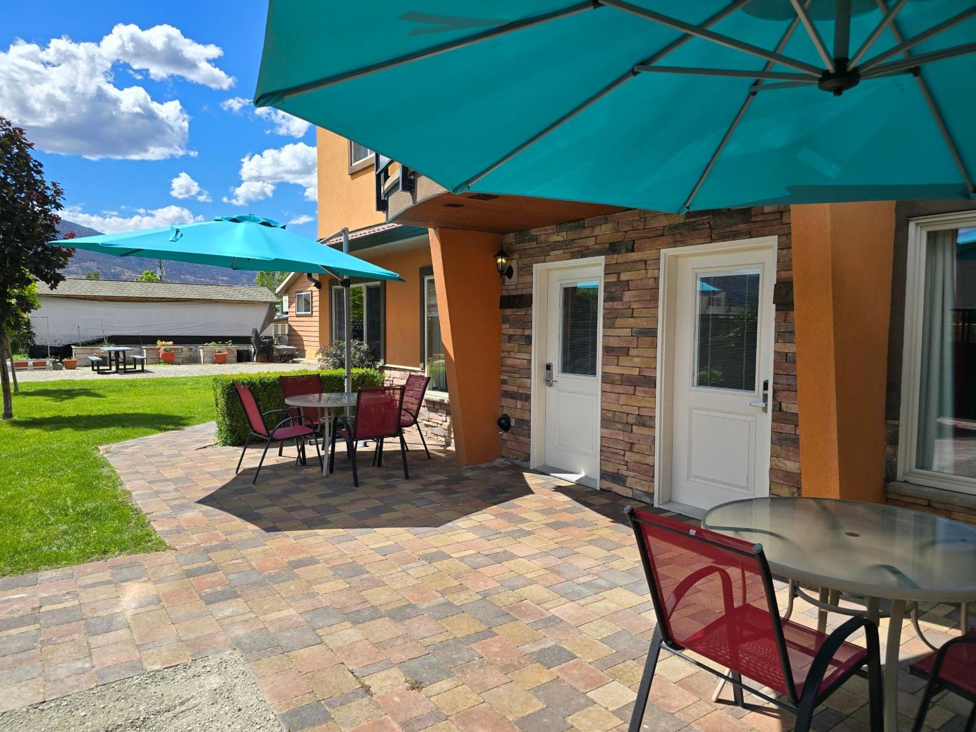 Sahara Courtyard Inn & Suites Osoyoos Exterior foto