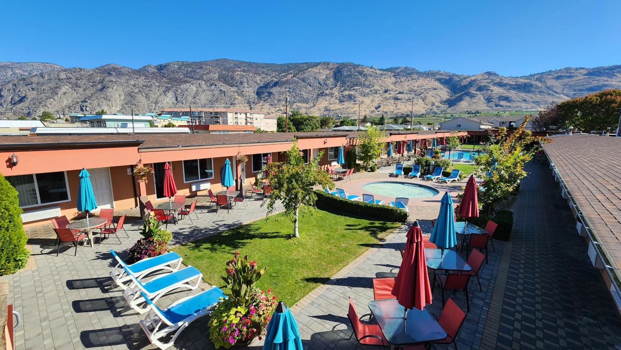 Sahara Courtyard Inn & Suites Osoyoos Exterior foto