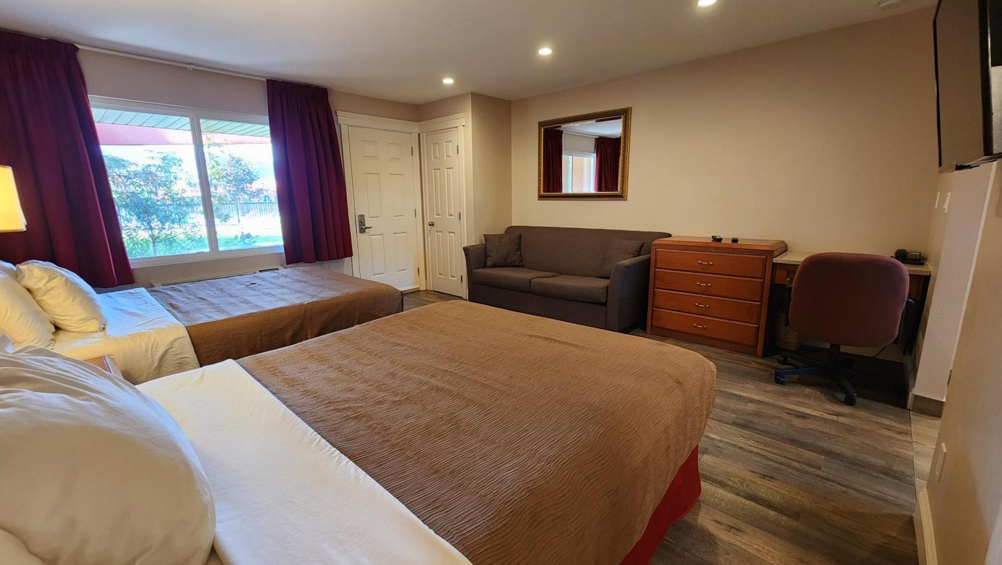 Sahara Courtyard Inn & Suites Osoyoos Exterior foto