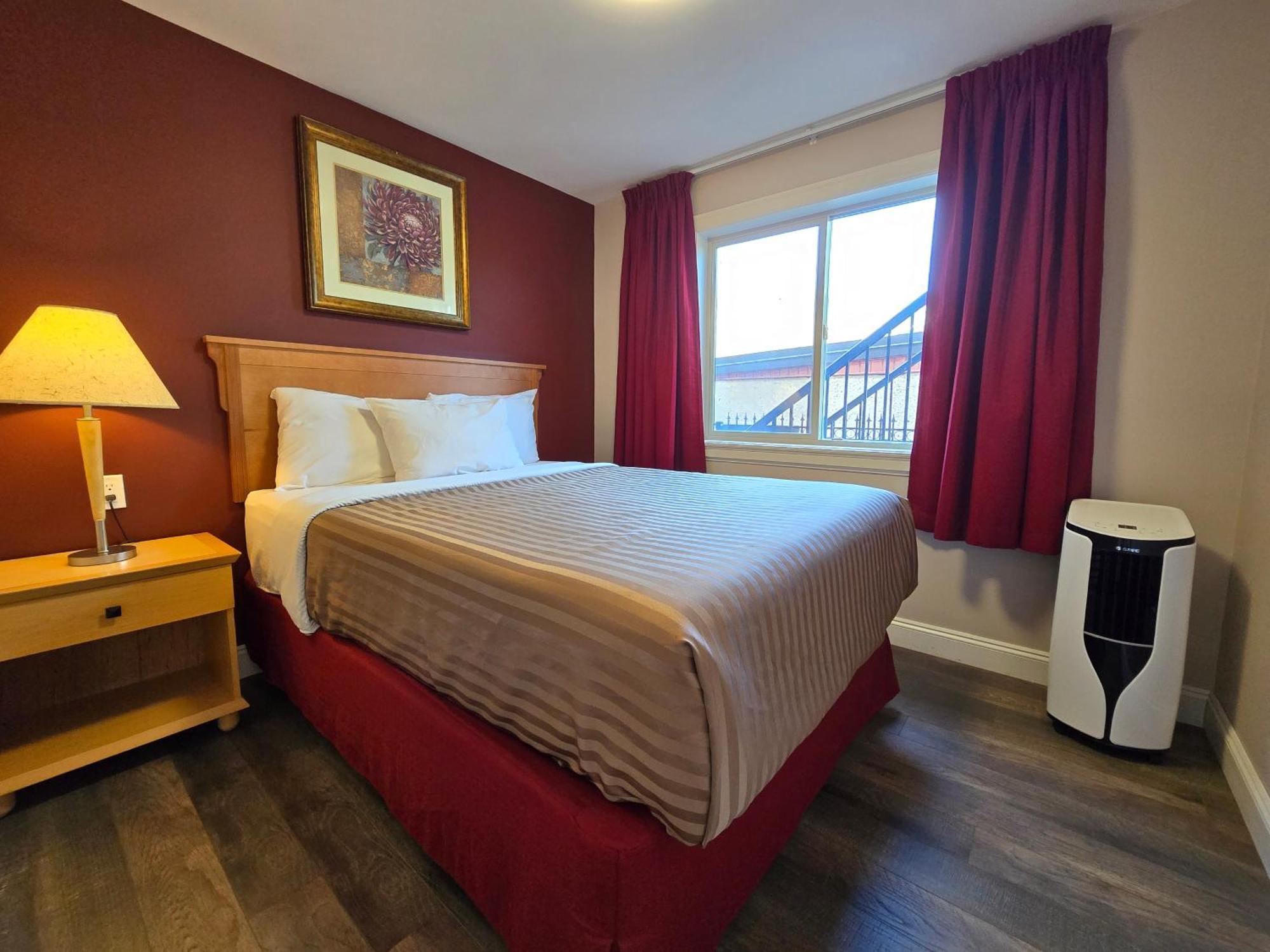 Sahara Courtyard Inn & Suites Osoyoos Exterior foto